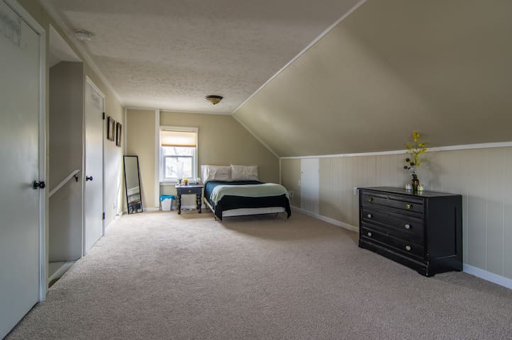 Near Downtown! Concertgoers welcome