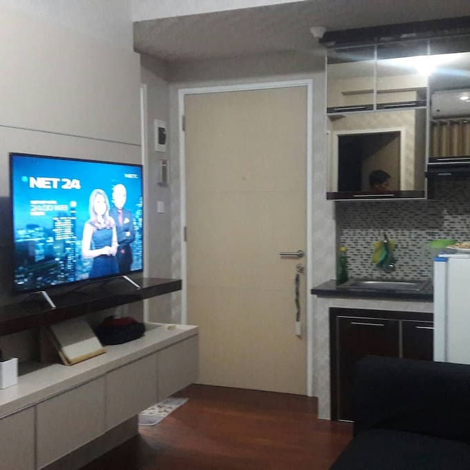 Ruang tamu dengan kitchen set dan tv 40 inch sangat nyaman buat tinggalin