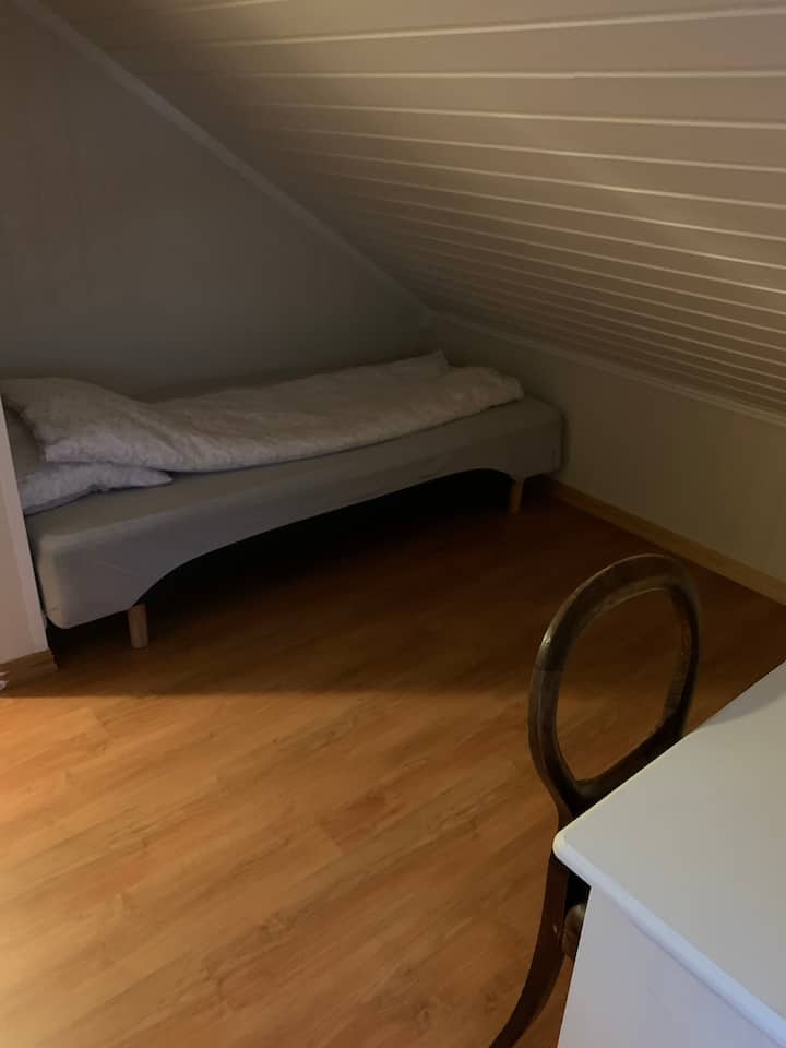 5号卧室配备一张单人床