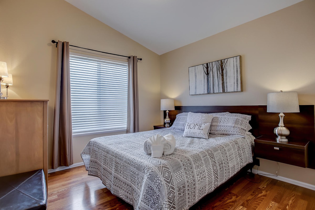 Another 1st floor bedroom with queen size bed, and closet- conveniently located near bathroom 2 