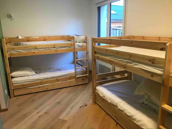 Katika droo za kitanda cha ghorofa upande wa kulia wa rafu, kuna mashuka ya vitanda 4 katika sentimita 90. Mashuka hutolewa tu kuanzia usiku 3.