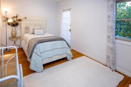 Nice private room in Beverly Hills