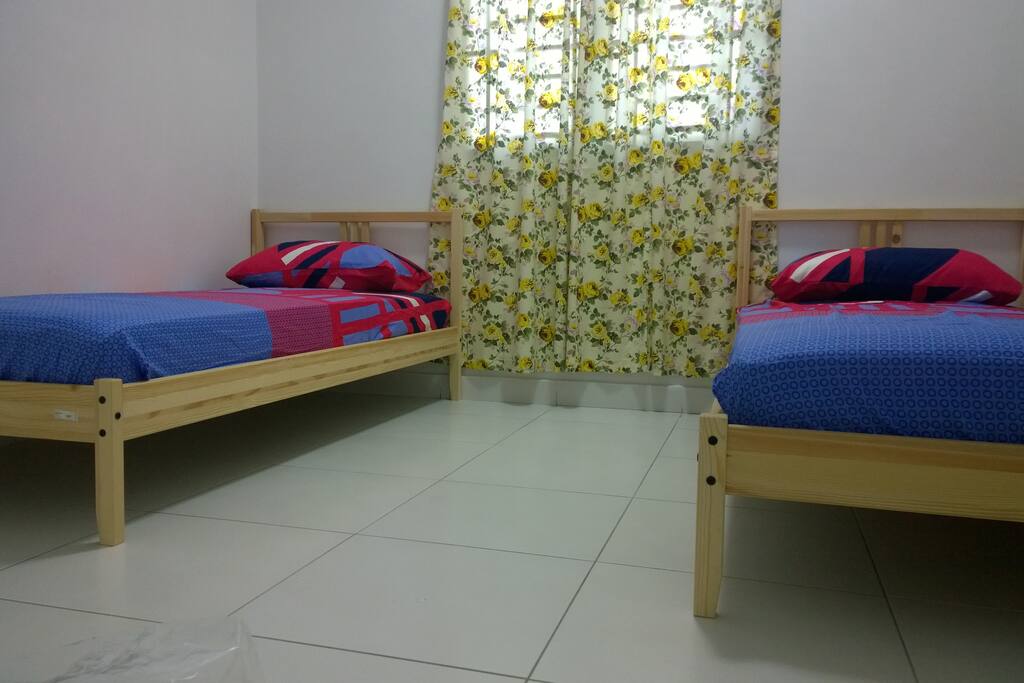 3rd room - 2 single beds