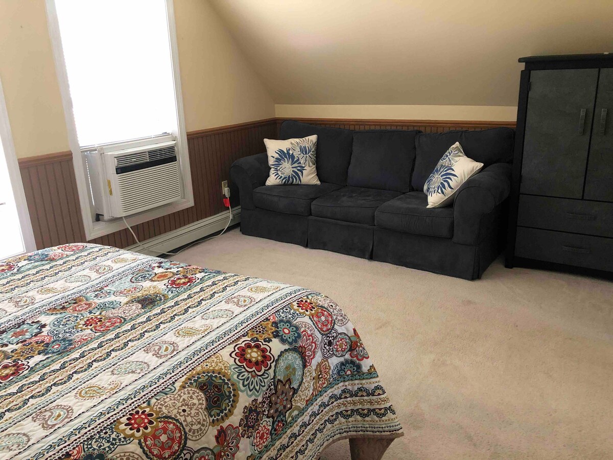 Izba s manželskou posteľou Queen na poschodí