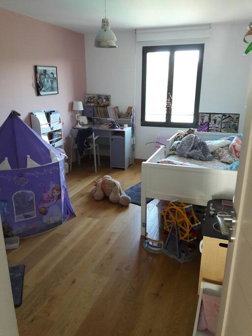 Chambre lit simple (90cm) dédiée à un enfant - à l'étage
