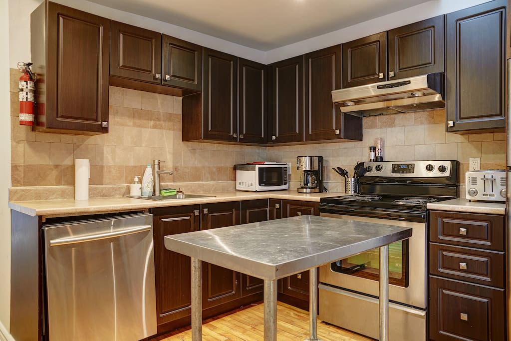 Fully-equipped kitchen with dishwasher