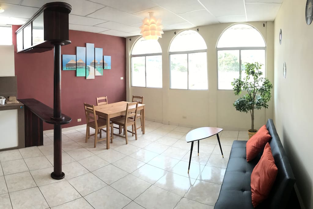 Sala y cocina privada bien equipada con sofá