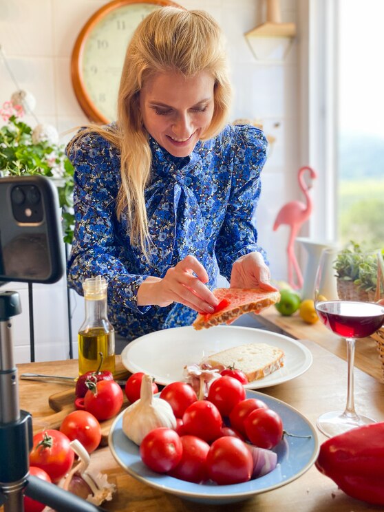 Show full-screen, host-provided image