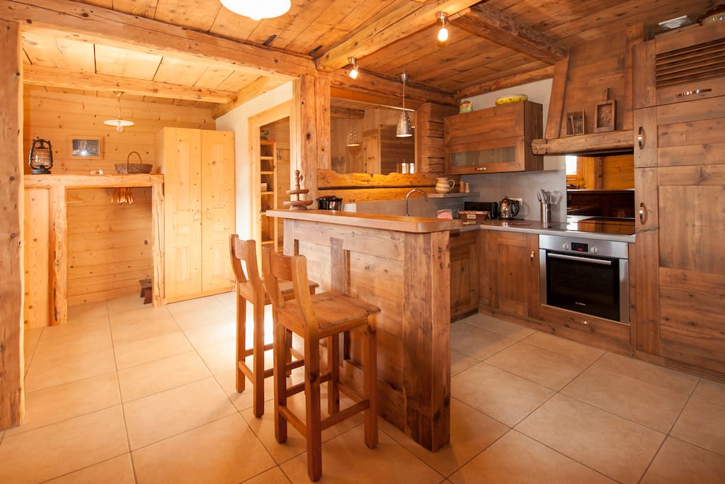 Sas, coin dressing, bar et cuisine vieux bois