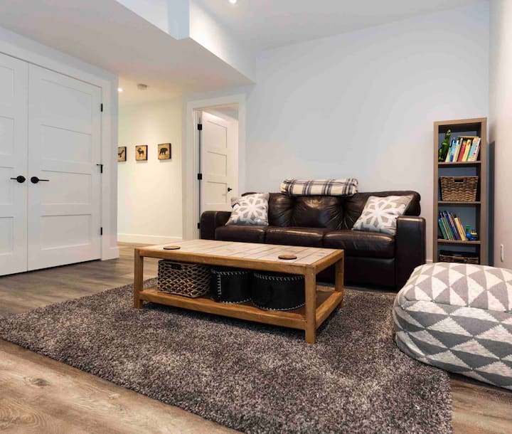 sebule ya pili kwenye sakafu ya kati na gorofa screen smart TV, ikiwa ni pamoja na Netflix, toys na kura ya michezo ya bodi kwa ajili ya watoto