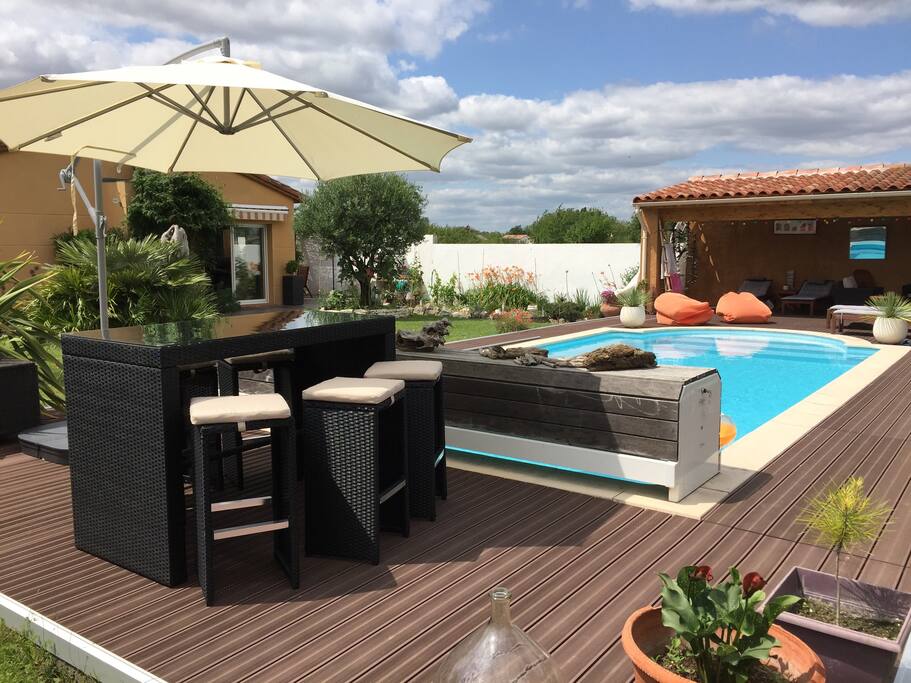 Mange debout avec 6 tabourets face piscine