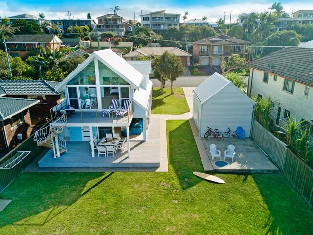 Middle Rock Beach House – absolute beach front gallery image 5