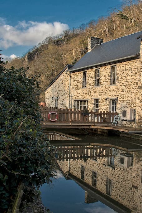 Appareil d'aéro- thermie.Passerelle en bois au-dessus du bief