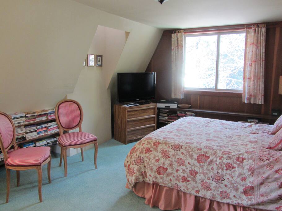 Upstairs master bedroom with queen bed
