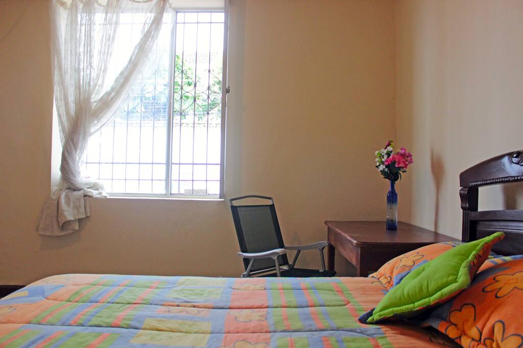Habitacion con ventana hacia la calle