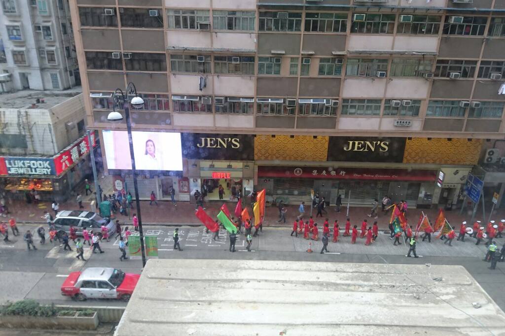 房间位处繁旺的购物区
珠宝店,銀行,百货公司,餐厅酒楼,都在5分钟步步范围
