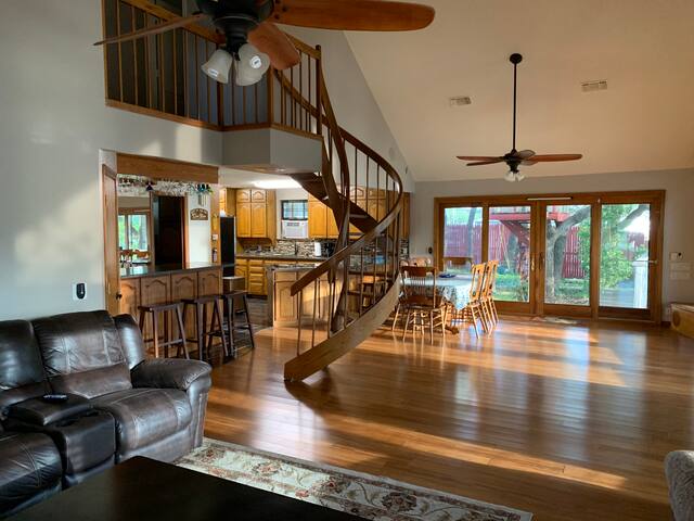 Boat House – Lake Front Marina Home gallery image 2