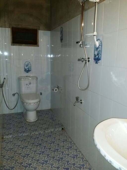 Clean attach bathroom with hot water.showering