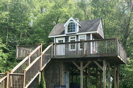 Exclusive Heated Treehouse; 15 min to Asheville!