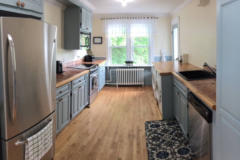 Fully-equipped kitchen with coffee machine, Nespresso, toaster, kettle. Front-load washer and dryer for your use.