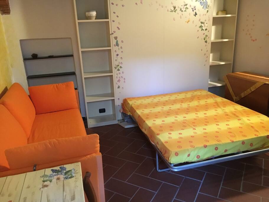 Letto matrimoniale (armadio se chiuso)