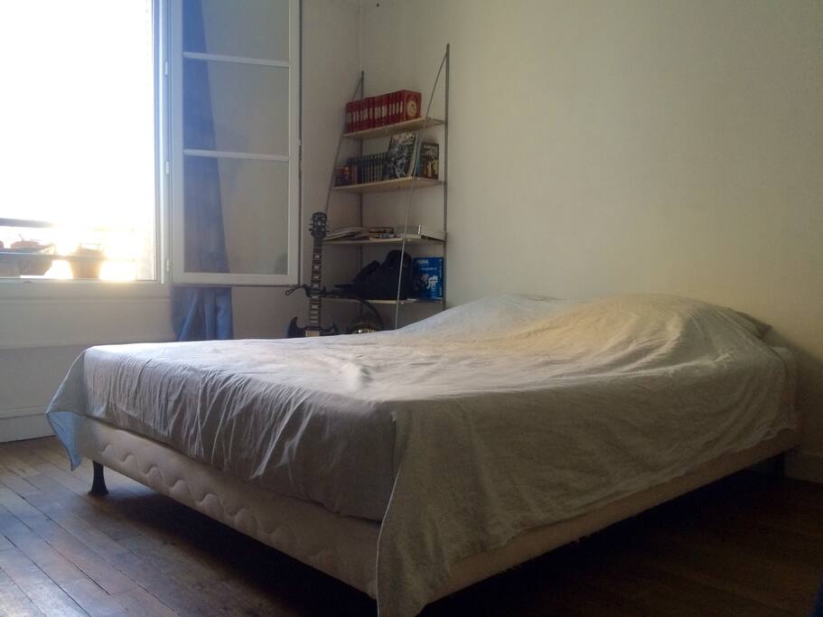 Chambre exposée Est sur cour calme.