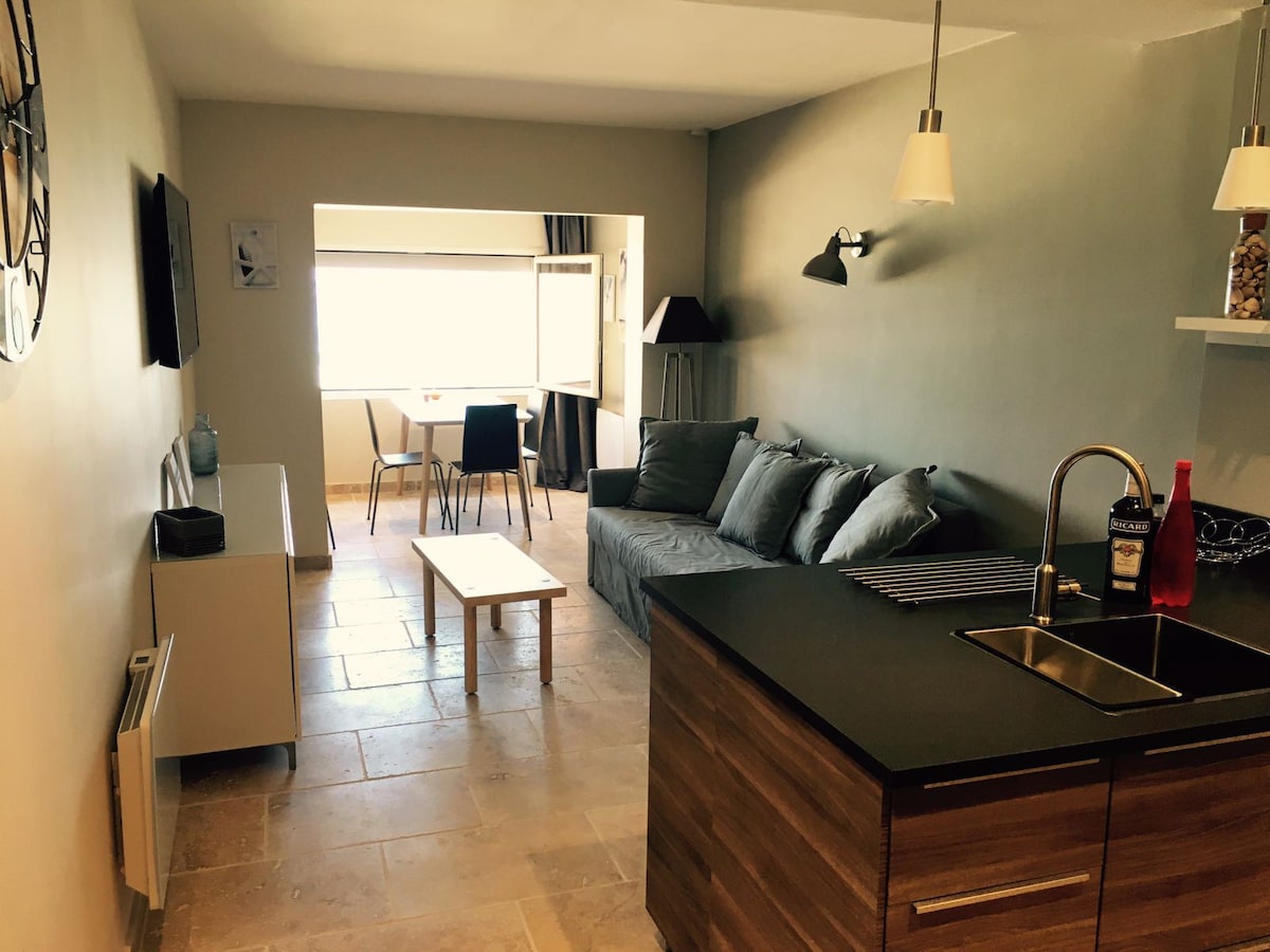 Top Airbnb: Sea-facing apartment in Brusc in Six Fours Les Plages