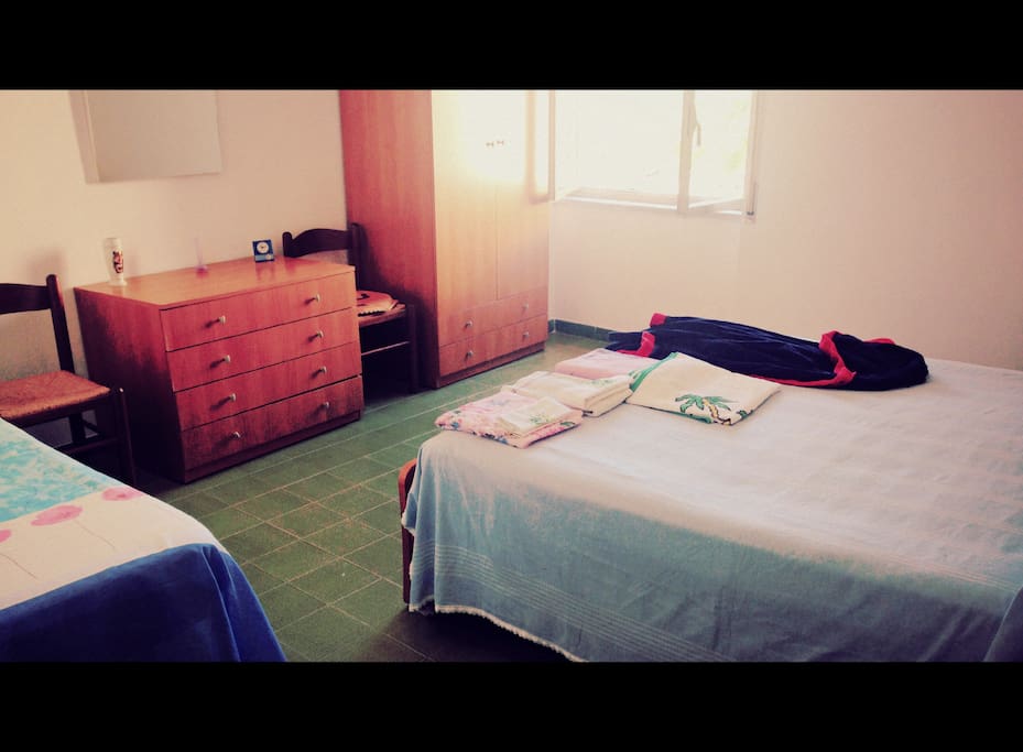 Camera da letto ampia e confortevole, adatta a ospitare tranquillamente una famiglia