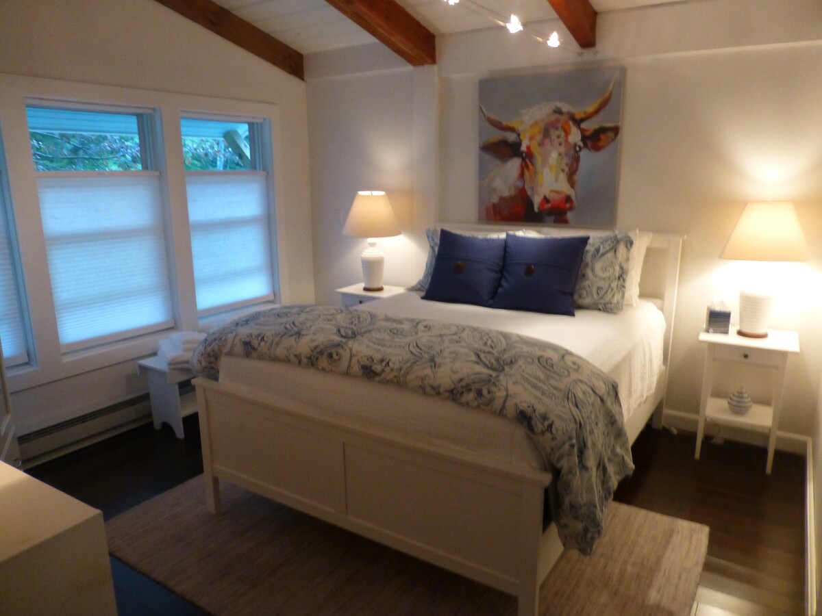 „Spavaća soba u kamenolomu”. Nedavno prošireno. Novi prozori. Bračni krevet (širine 150-179 cm).