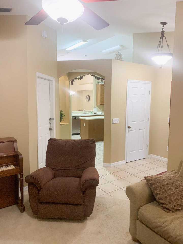 Beautiful 3/2 King, Jacuzzi & Fireplaces On Pond - Lake Mary, FL
