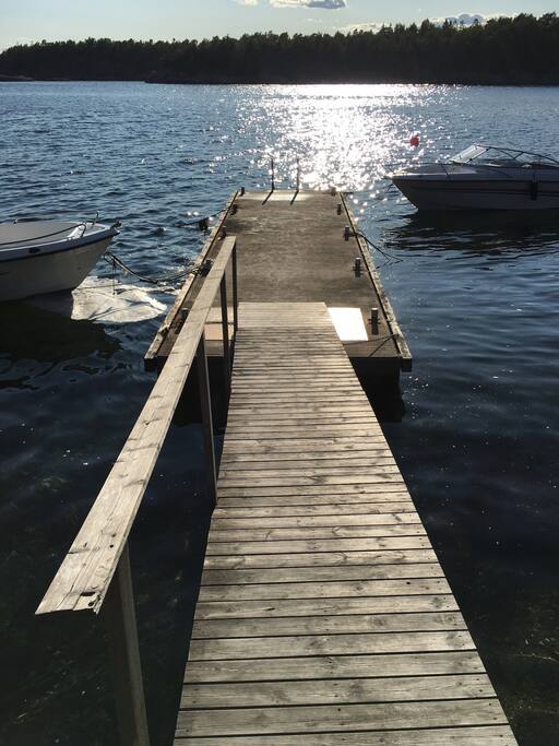 Privat brygge like ved hytta
