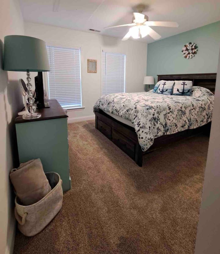 2e chambre avec lit Queen Size.  Commode et placard pleine grandeur.  Prises et ports USB dans les tables de nuit.