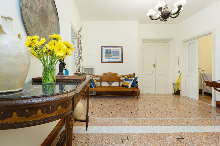 Piazza del Popolo Luxory Apartment gallery image 2