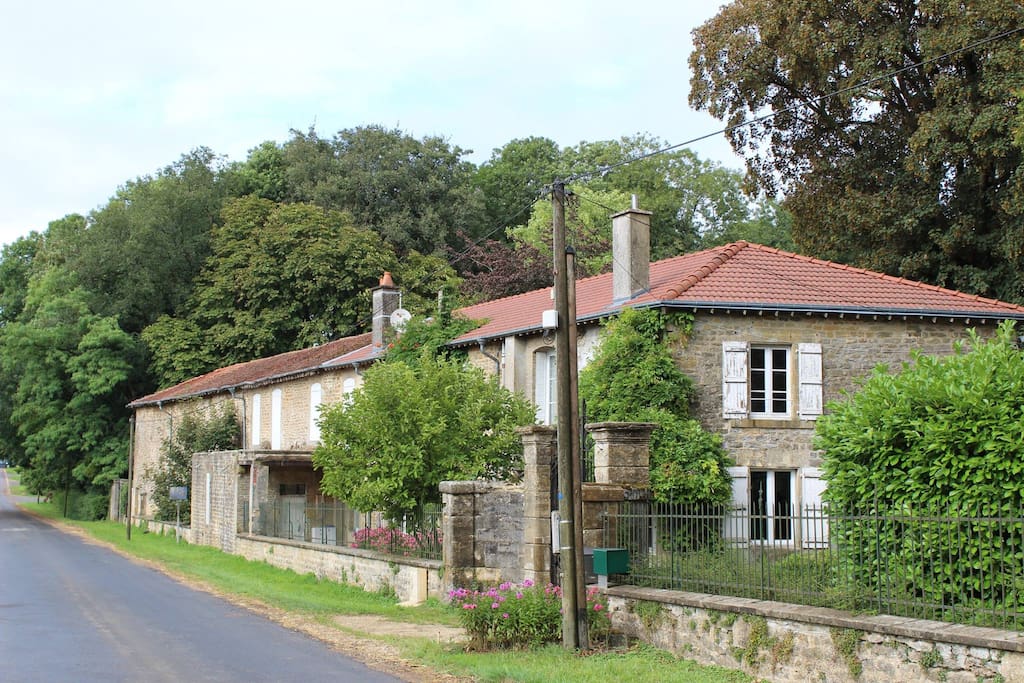 Gîte gebouw gezien vanuit dorpsweg (D24)