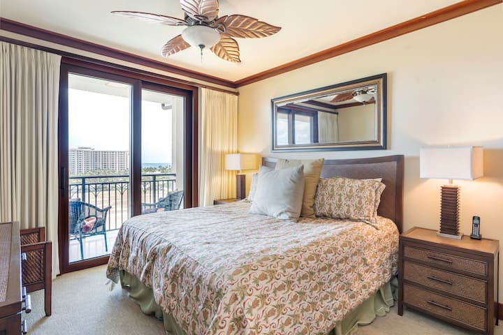 La chambre principale dispose d'un lanai, d'une salle de bain attenante avec grande douche à l'italienne, d'une télévision connectée, d'un lecteur DVD et plus encore