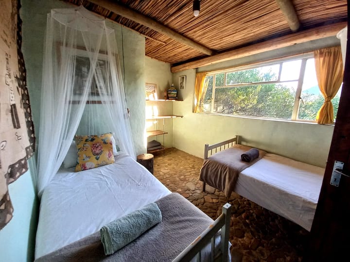 Second bedroom, with 2 single beds 