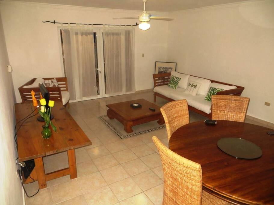 Spacious living room with cable TV.
Sala grande con televisor.
