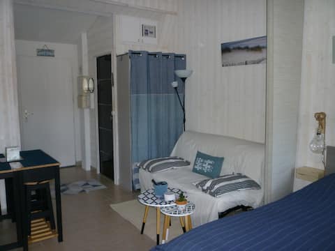 Airbnb performant: Charming bright 2-star studio with pool, parking à La Flotte