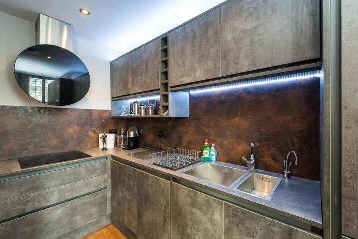Stylish 2BR home in the heart of Chelsea! gallery image 5