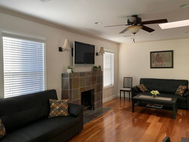 Beautiful Relaxing Quiet Home in Burbank Hills gallery image 5