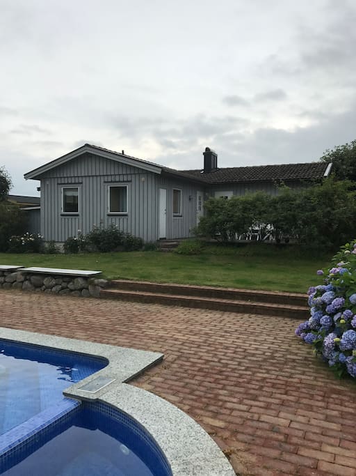 Gästhus med uteplats och tillgång till pool och del av trädgård