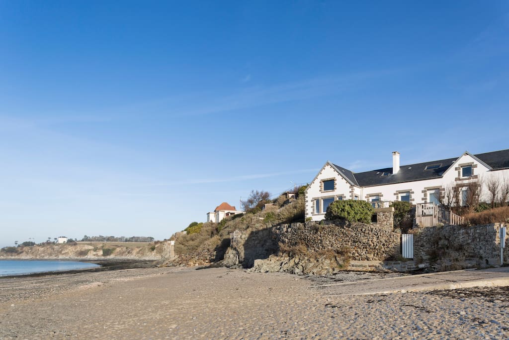 La maison vue de la plage en arrivant de St Pair