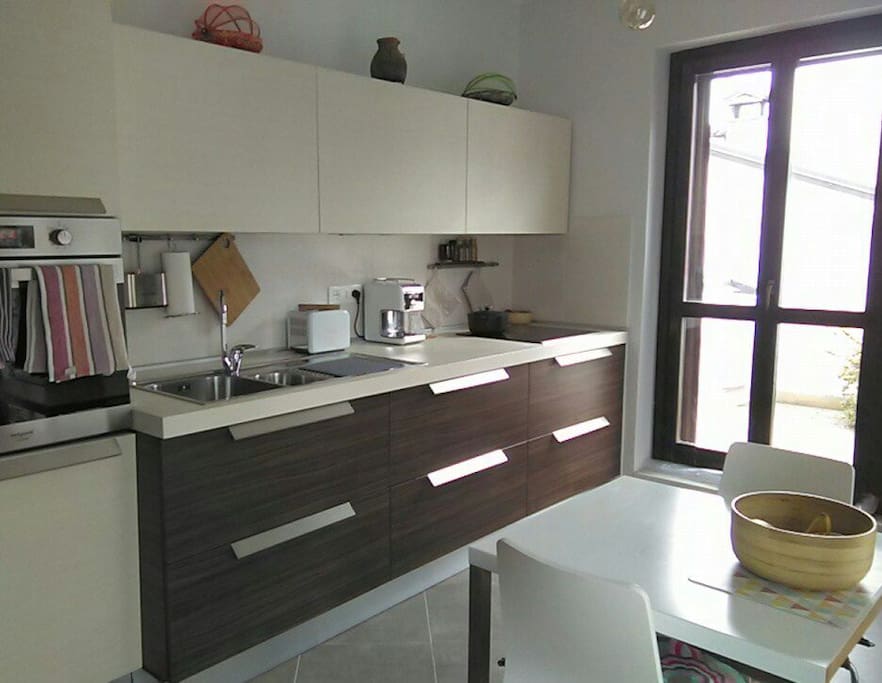 cuisine ouvrant sur terrasse et balcon avec lave vaisselle, four, plaque induction