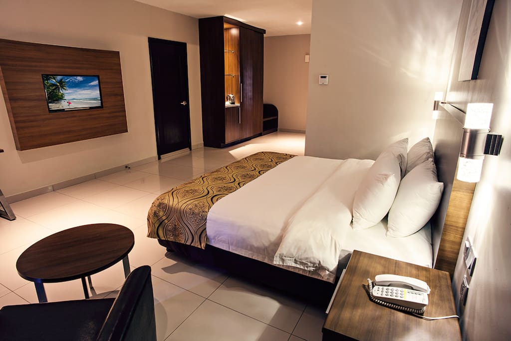 Deluxe King Room includes Free WiFi, Satellite TV, Triple Sheet Linen, Mini Bar, Kitchenette, Work Desk, Air Con, and all hotel facilities.
