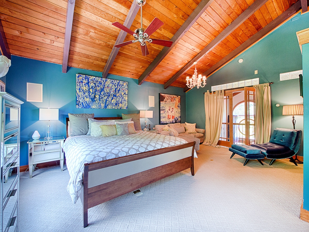 Spálňa #1. Majster. Manželská posteľ King, druhé poschodie. Vlastná kúpeľňa.