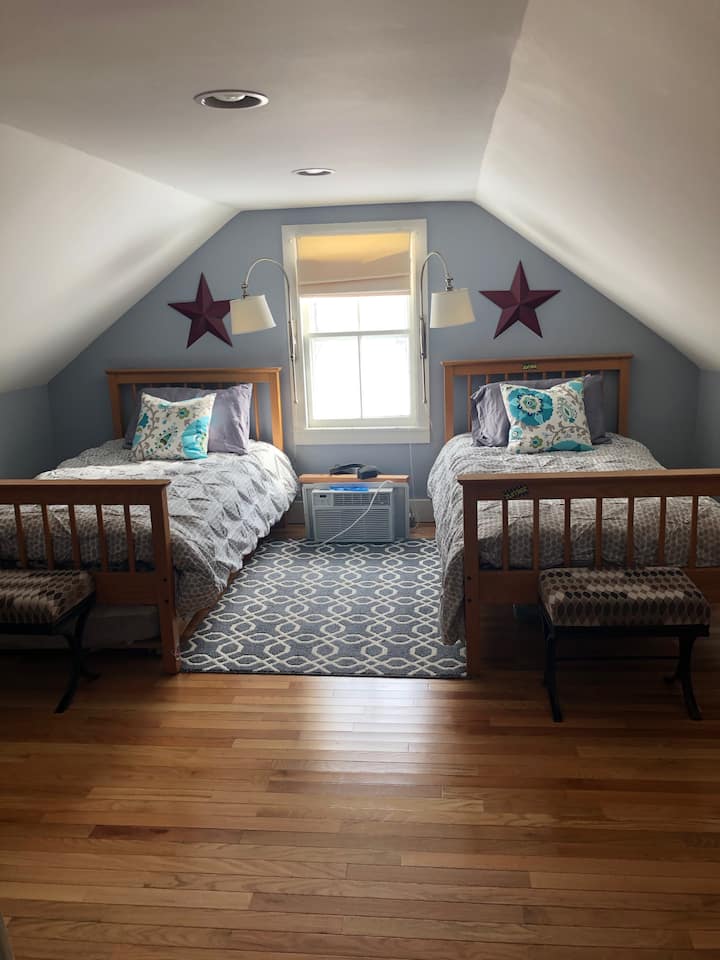 غرفة نوم ثالثة بسريرين مزدوجين وسرير متحرك إضافي