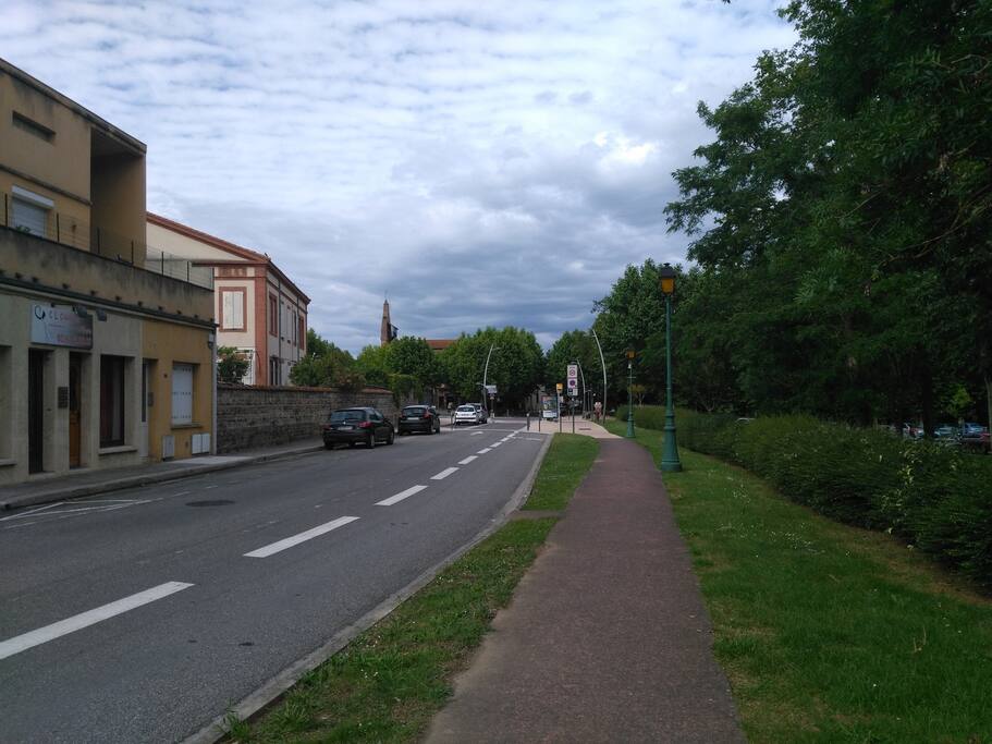 La rue (l'appartement à gauche le parc à droite)