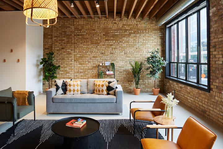 Stunning Designer Loft in Fulton Market, Sleeps 24 gallery image 2