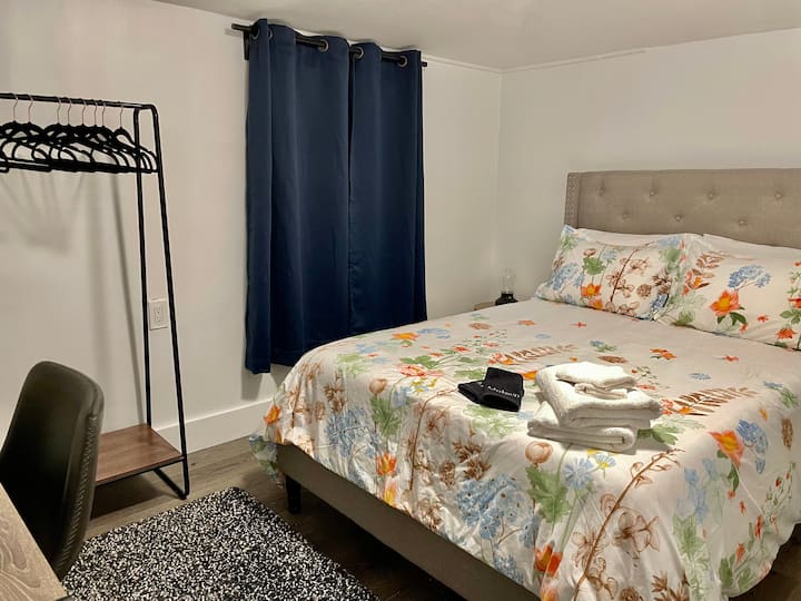 Spálňa 1 - jedna manželská posteľ a perfektná pracovná stanica na diaľku