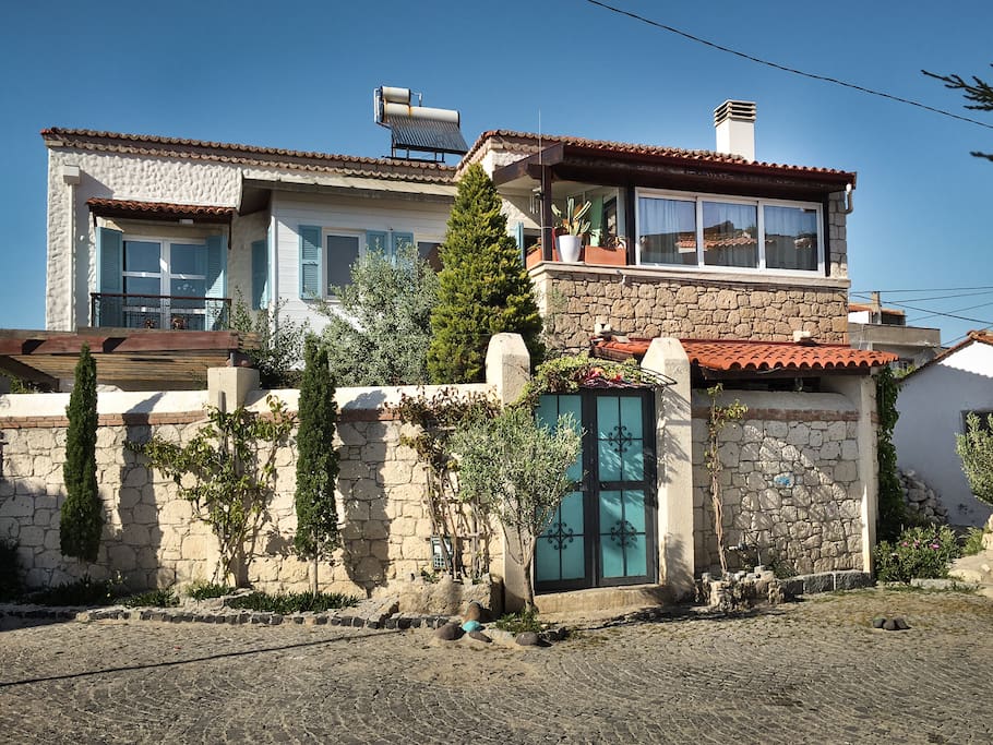 The house is single standing in a lovely, quiet neighbourhood very close to the village center. Depending on the season you can either park right in front of the house or nearby (within 50m).